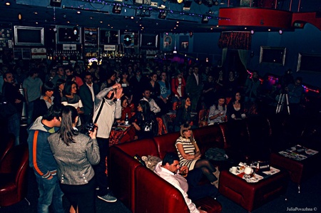 Добрі люди, які люблять котів та собак:)